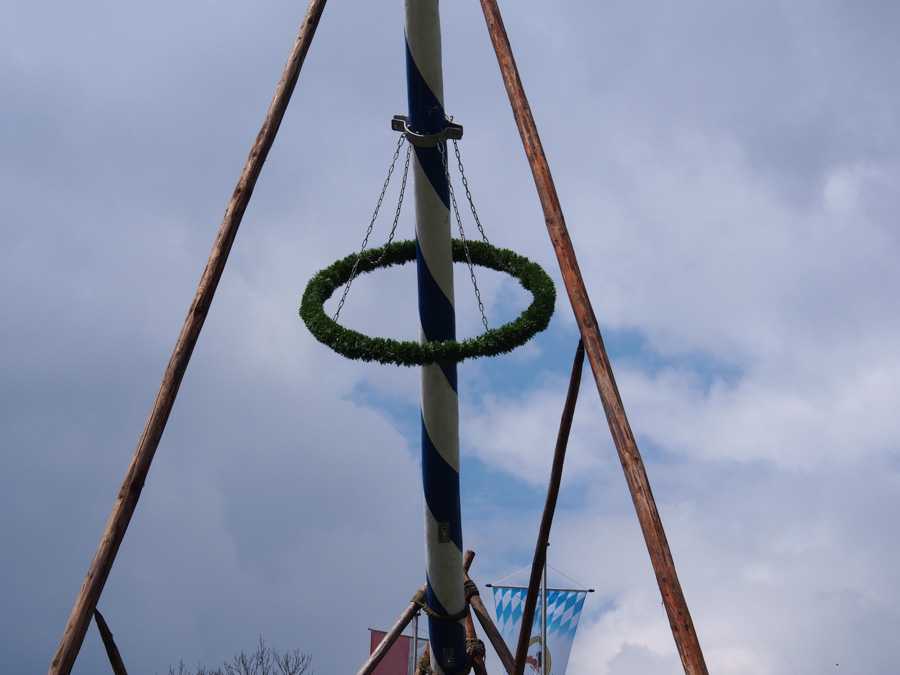 maibaum_aufstellen_rosenheim_056