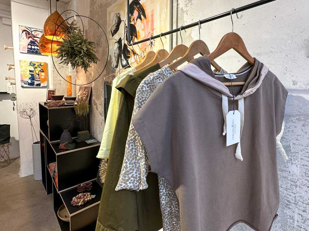 mitter_store_hoodieweste_blusen_lieblingsteil_upcycling_fashion©stadttipps_rosenheim