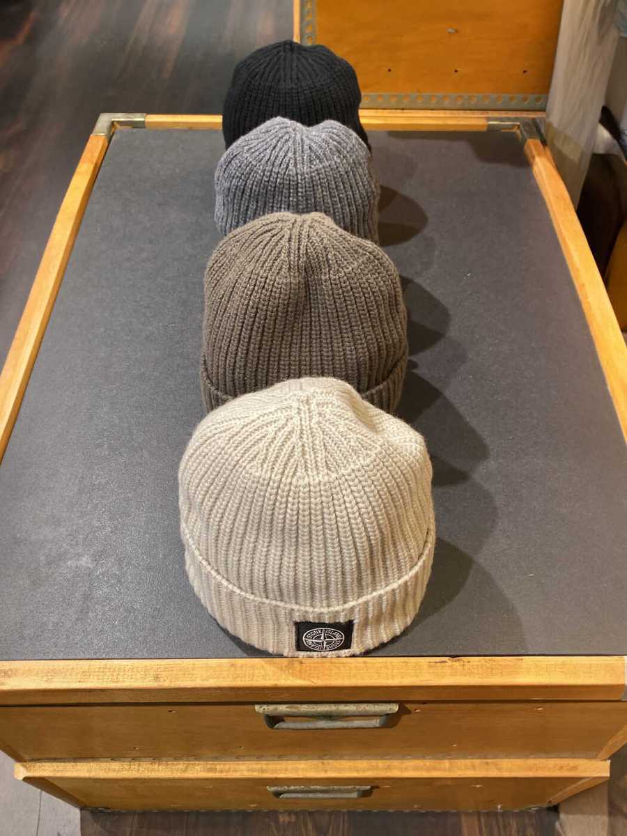 Cool und warm: Woll-Beanie von Stone Island. Erhältlich bei Böck Herrenmoden