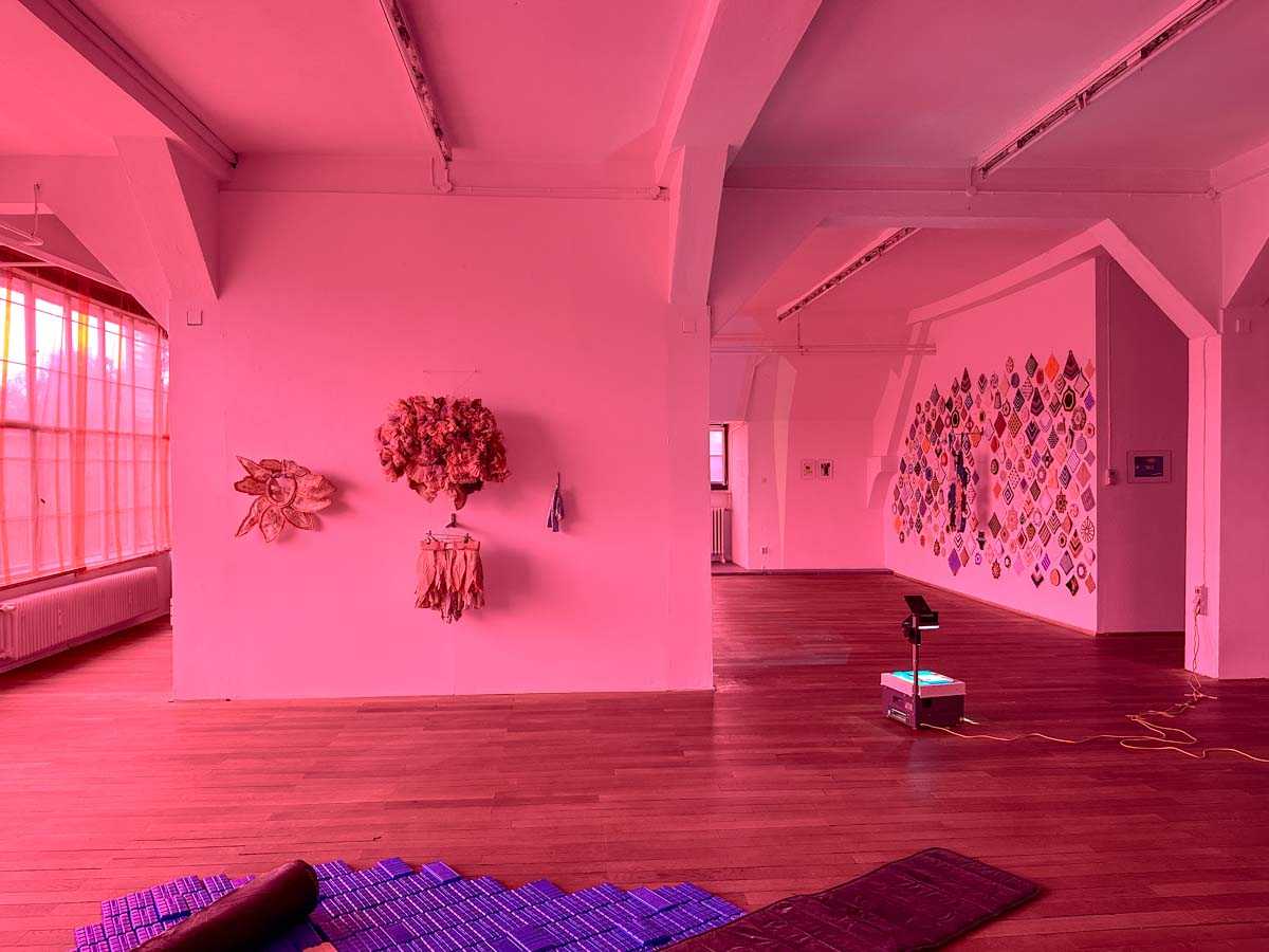 Blick in die Ausstellung »Rettet die Zärtlichkeit!« im Kunstverein Rosenheim