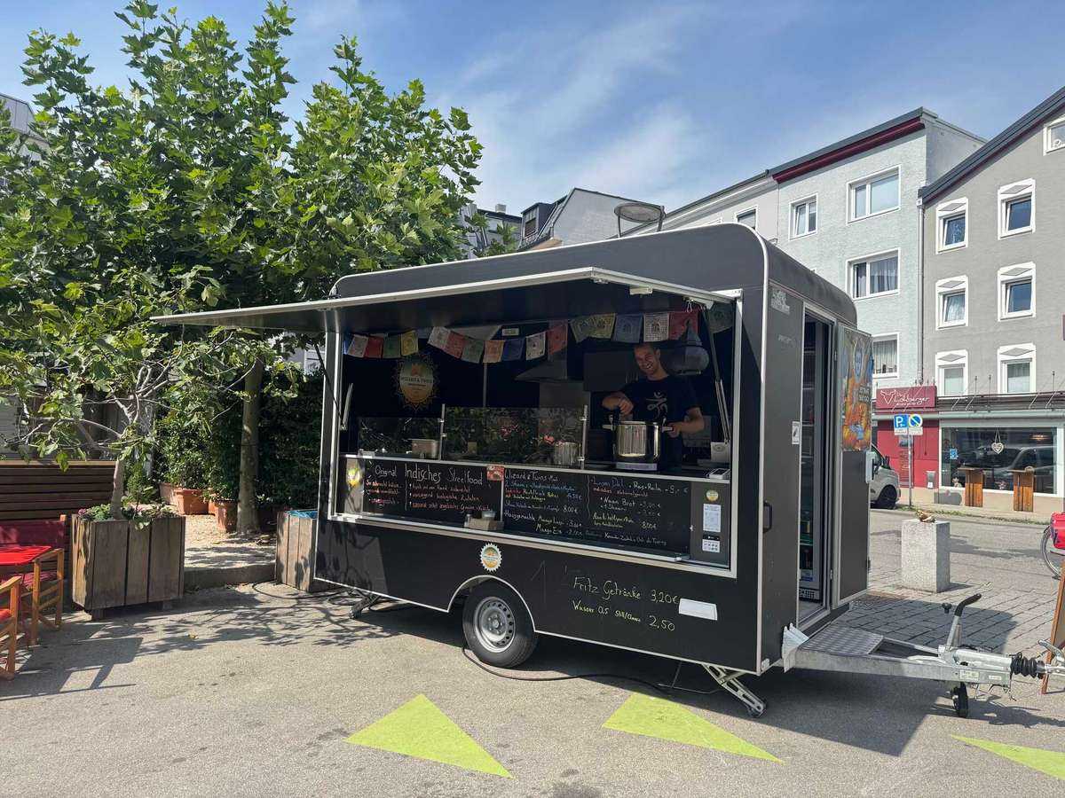 Indischer Foodtruck am Salzstadel vor der Stadbibliothek