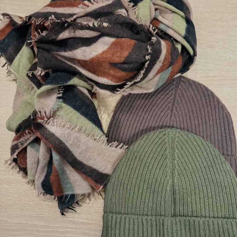 Ein Geschenk wie eine Umarmung: Ein Schal & Mütze - erhältlich im LiN&Co Rosenheim