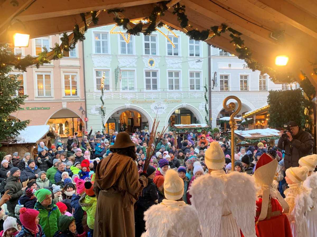 Nikolaus kommt auf den Christkindlmarkt Rosenheim