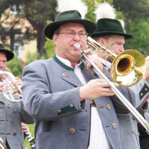 Der Rosenheimer Maibaum steht im Mangfallpark Süd_03