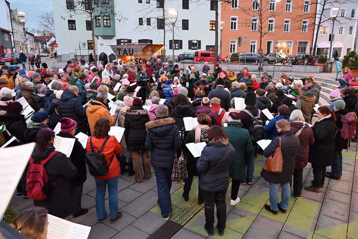 OVB Weihnachtssingen vor der Stadtbibliothek Rosenheim