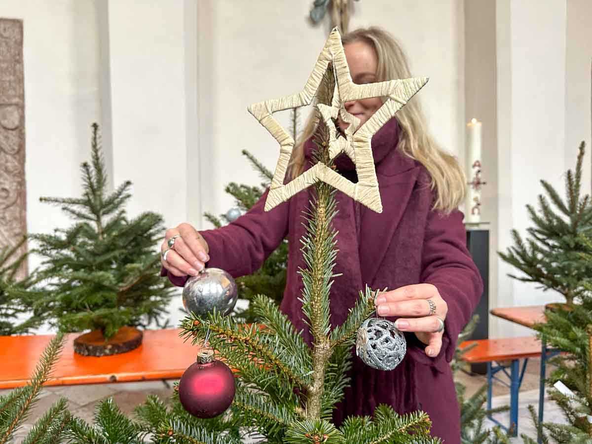 Christbaumschmücken in der Heilig-Geist-Kirche Rosenheim