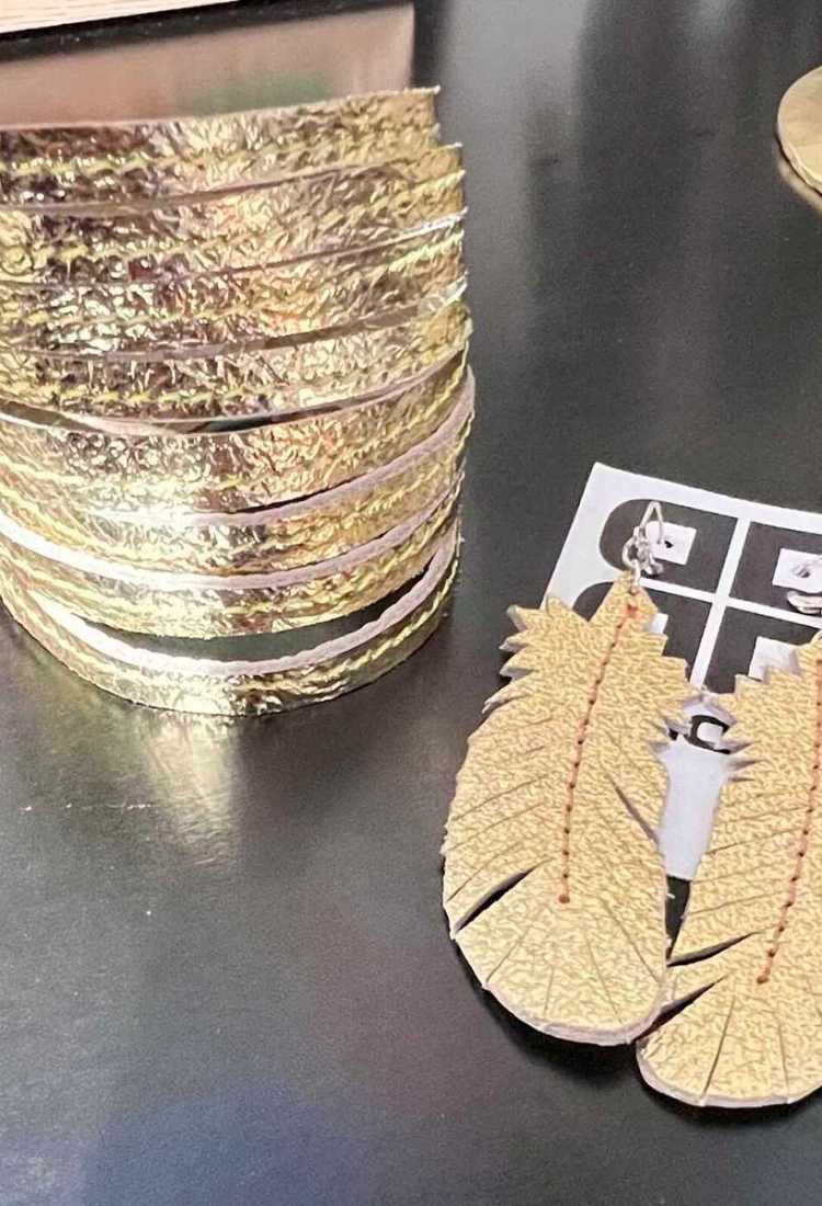 Schmuck Geschenk: Shinyjewelry aus Leder