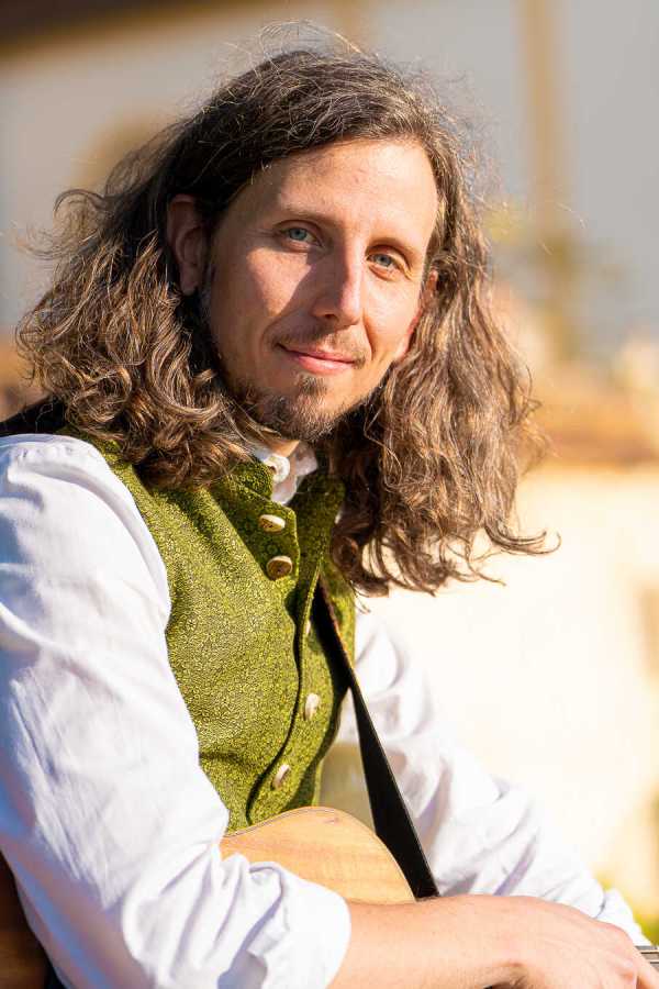 Liedermacher Jan Wannemacher spielt beim Rosenheimer Kulturstrand