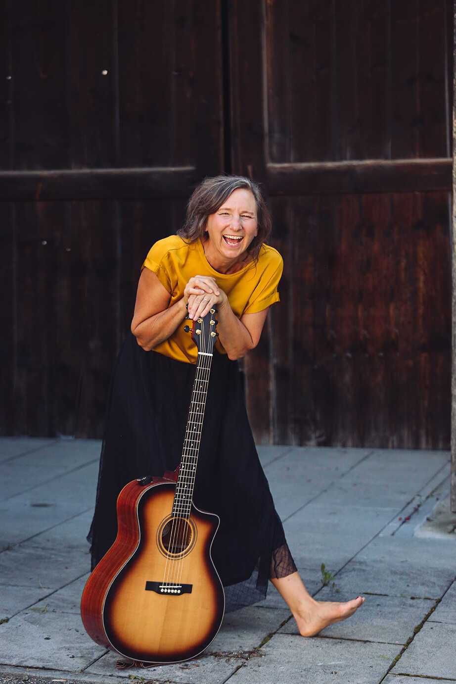 Liedermacherin Helga Brenninger spielt beim Rosenheimer Kulturstrand