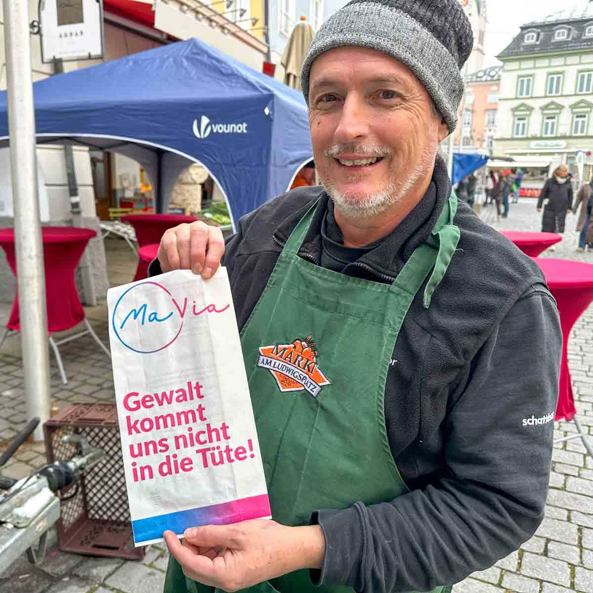 Walter vom Fischstand Grüner Markt verpackt seine Waren in MaVia Tüten