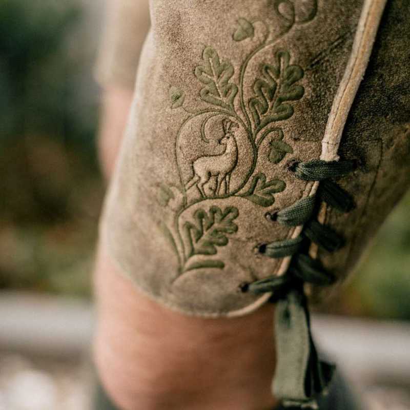 Traditionelles Geschenk: Trachten Lederhose erhältlich bei Beo in Rosenheim