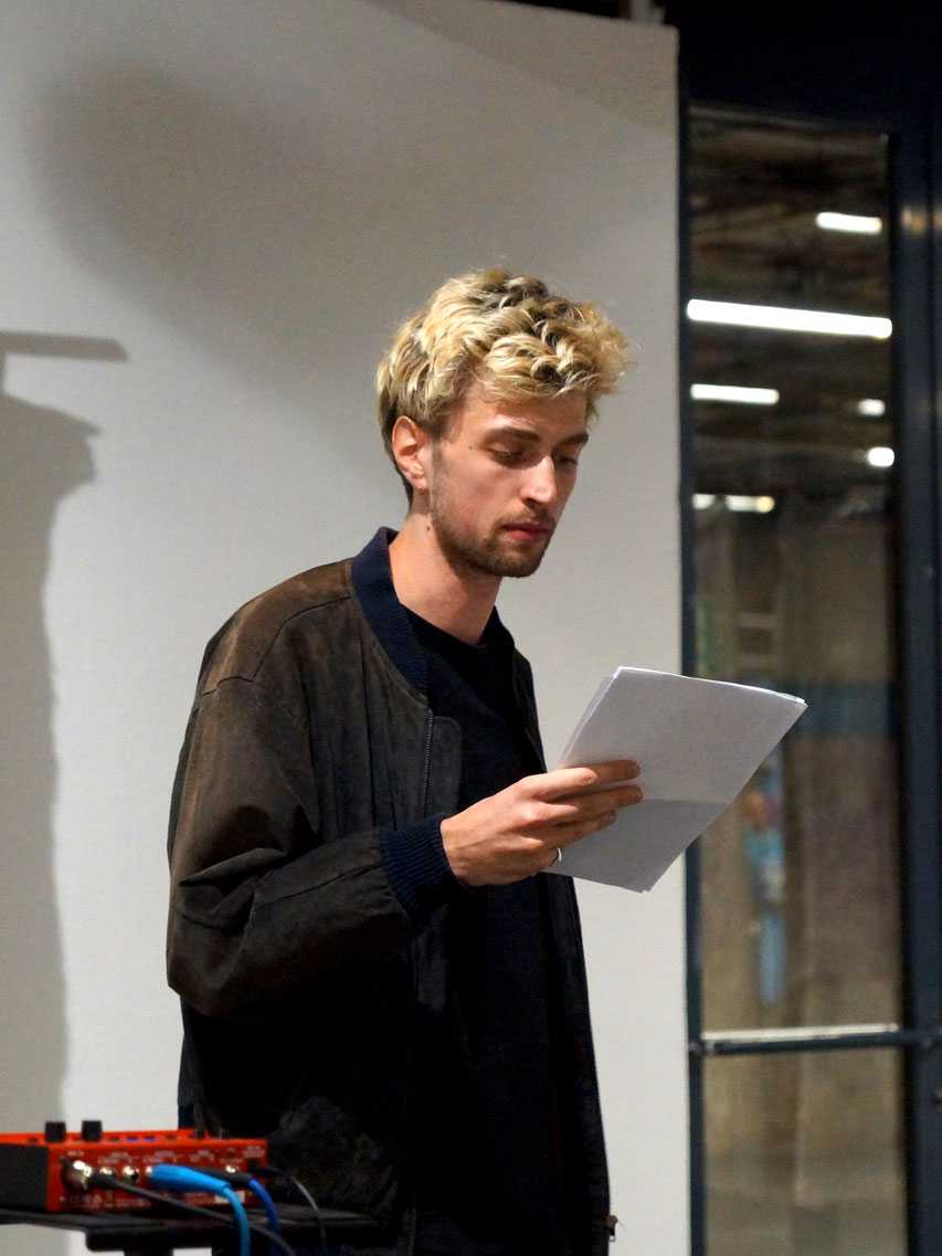 Performance »Der Bräutigam« in der Ausstellung »Kunst Aktuell«