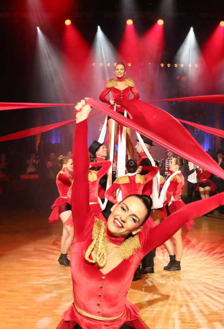 Karte für den Stadt- und Landball verschenken