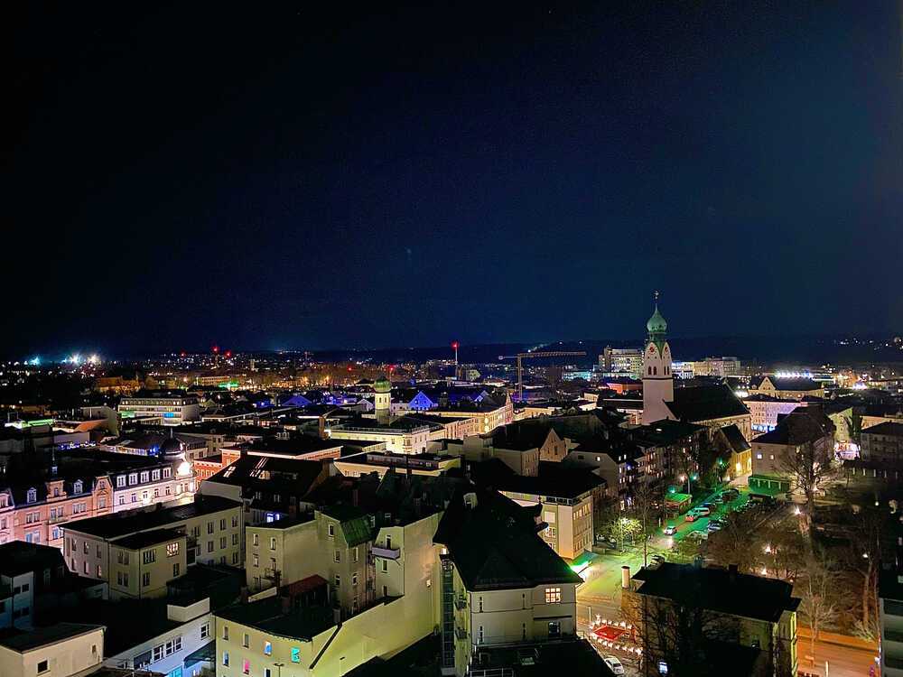 Rooftop - Blick über die Dächer der Stadt Nachts