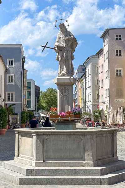 Trinkwasser am Nepomukbrunnen. Die restaurierte Brunnenfigur des Heiligen Nepomuk wurde am 14.06.1954 angebracht