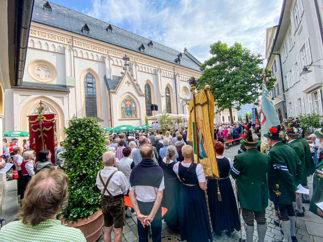 Fronleichnam: Eucharistiefeier am Ludwigsplatz Rosenheim