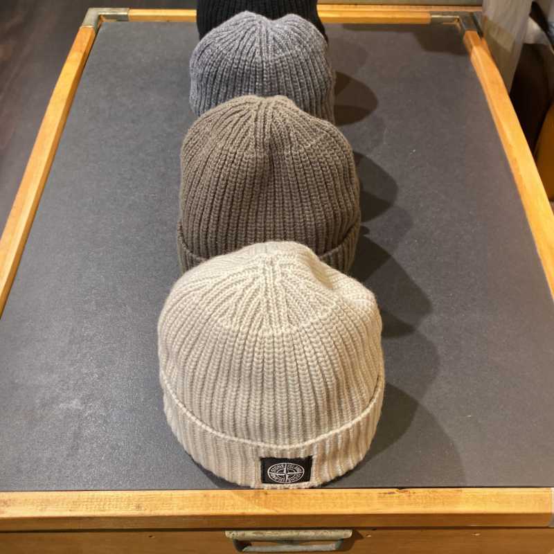 Cool und warm: Woll-Beanie von Stone Island. Erhältlich bei Böck Herrenmoden