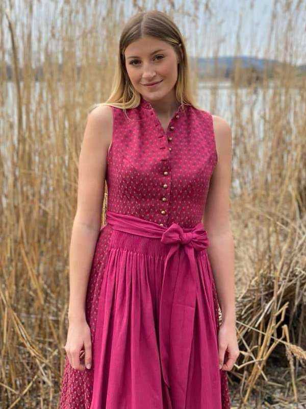 Gottseidank Dirndl hochgeschlossen, beere