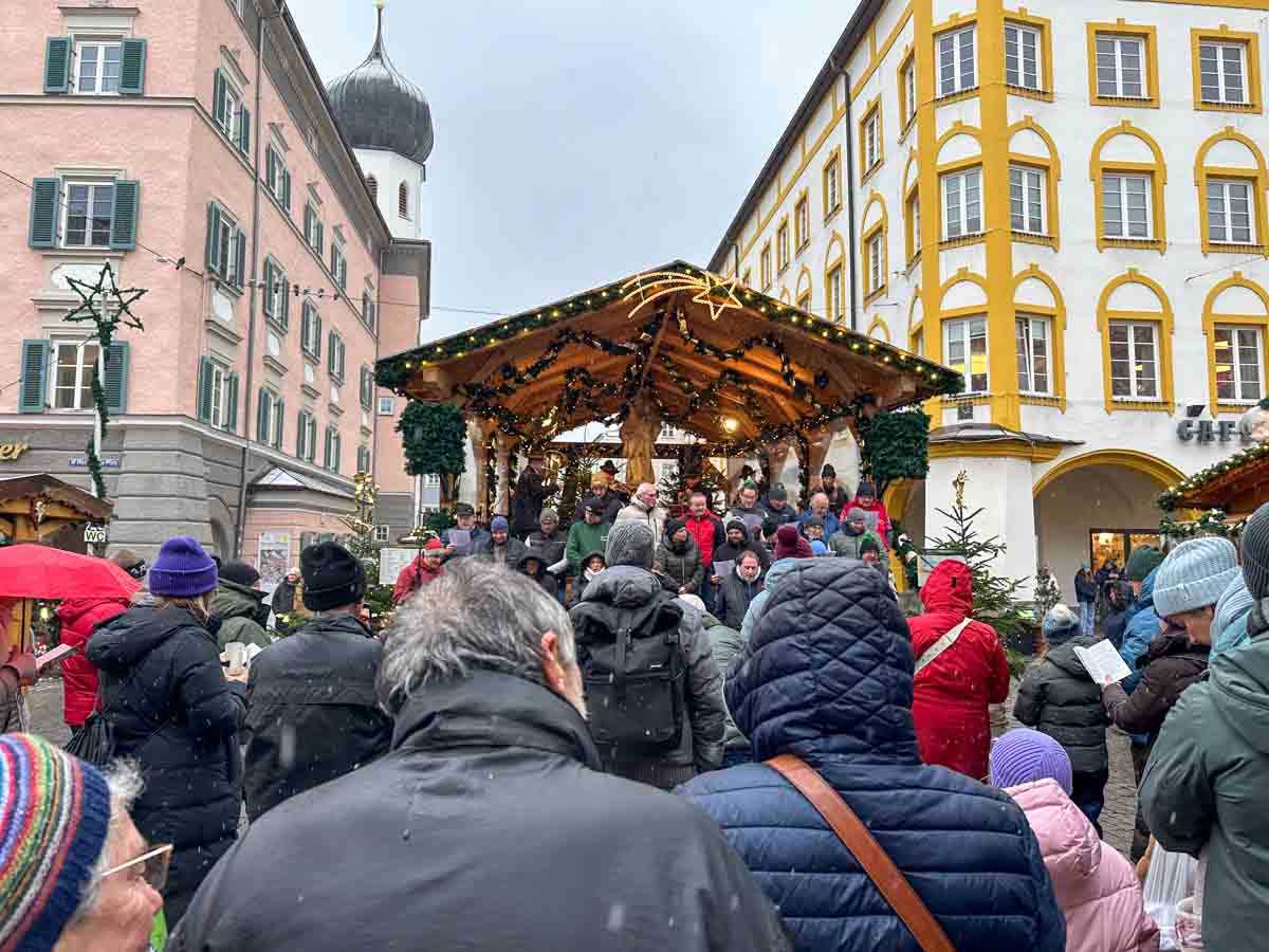 Traditionelles Weihnachtssingen auf der Christkindlmarkt Bühne