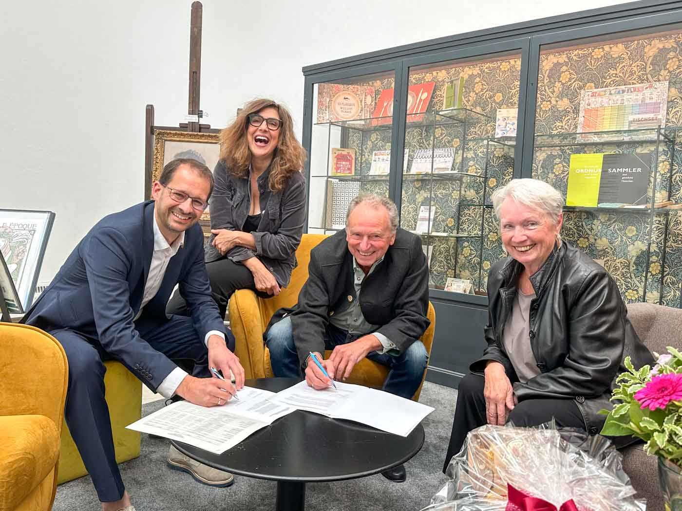 Oberbürgermeister Andreas März (links) und Galerieleitung Monika Hauser-Mair mit Ehepaar Norbert und Sigrid Schön