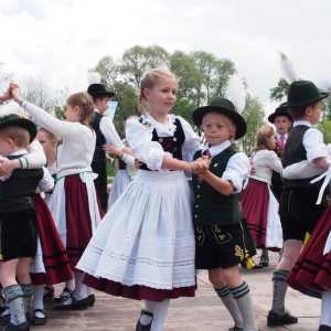 Der Rosenheimer Maibaum steht im Mangfallpark Süd_04