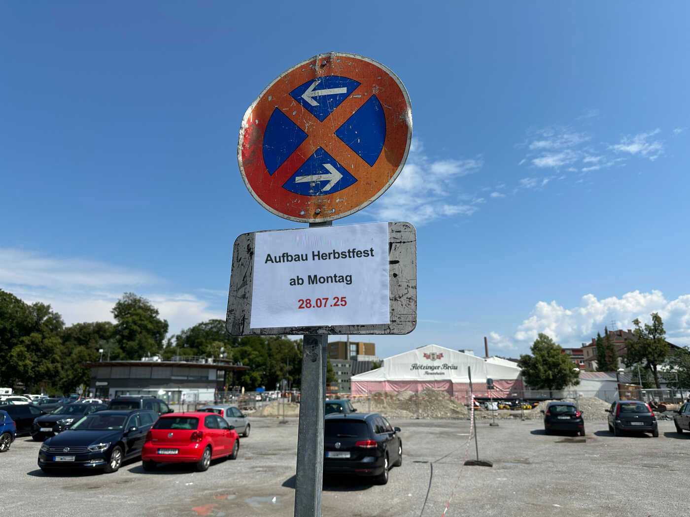 Herbstfestaufbau: Parken auf der Loretowiese ab 28.07.2025 nur noch eingeschränkt möglich.